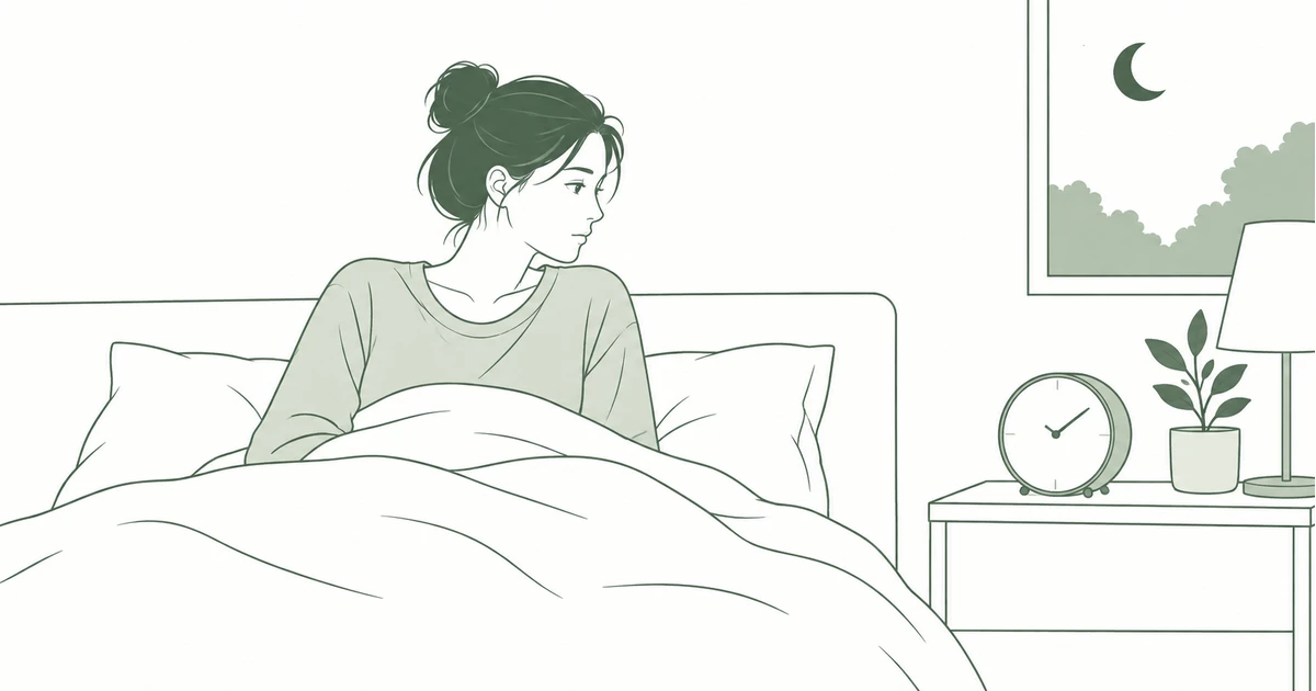 밤중에 잠에서 깨어 침대 옆 시계를 바라보는 사람